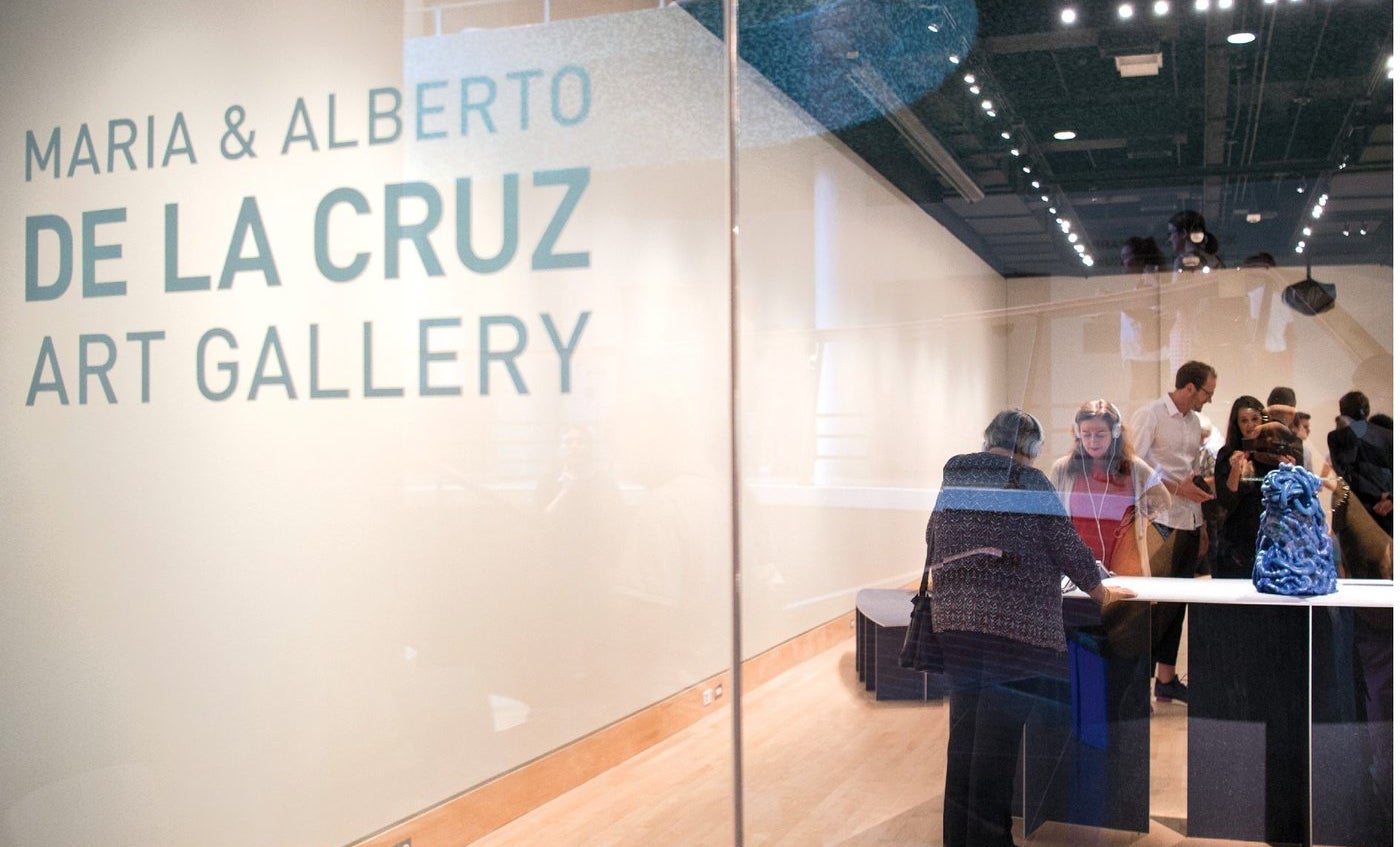 students in the de la cruz art gallery