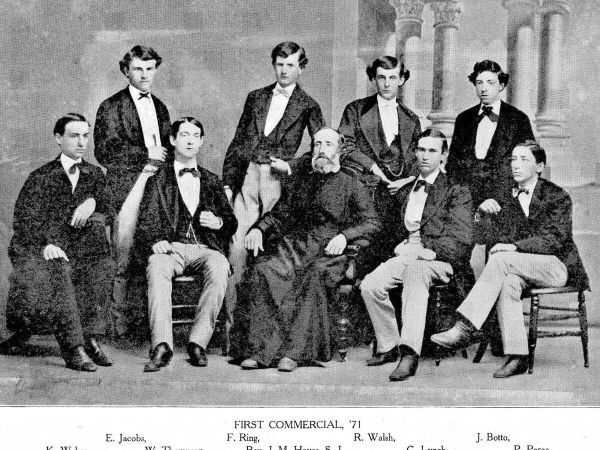 A black and white portrait of nine men from 1871, including Pedro Parea