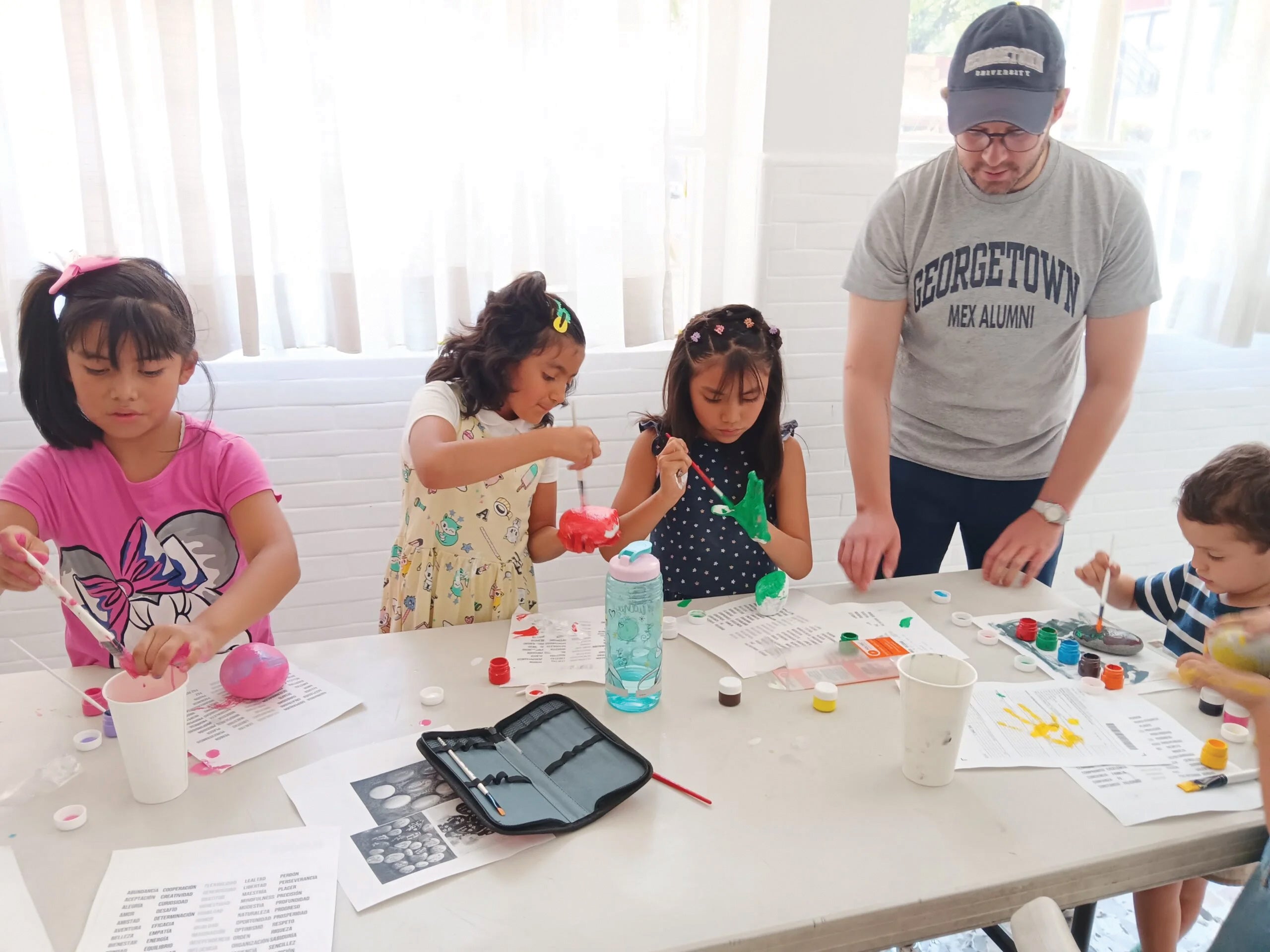 A volunteer with the Club of Mexico City helps children with crafts at Granja Para Niños La Esperanza A.C. | Photo: Courtesy of Georgetown Club of Mexico City