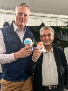 Leonsis and Jeff Reid, Georgetown Entrepreneurship’s FoundingDirector, enjoy legendary Bicentennial snow cones.