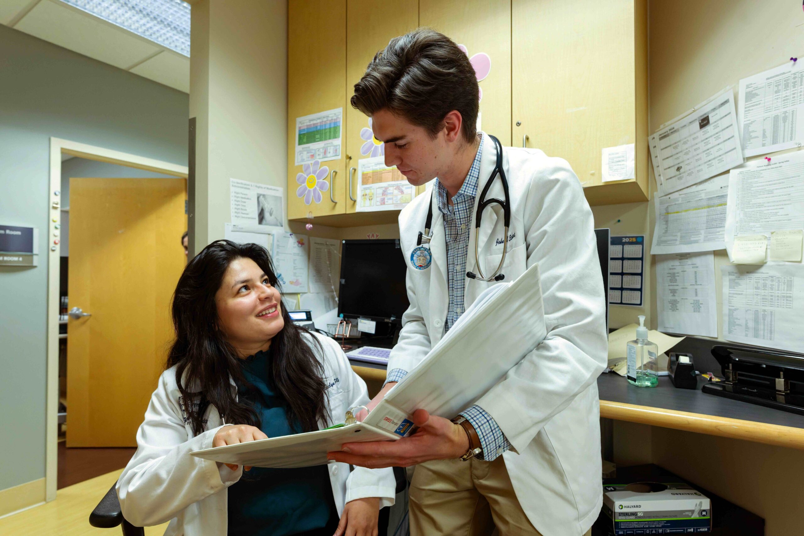 Fourth-year medical students Marelyn Perez- Badillo (NHS’21, M’26)