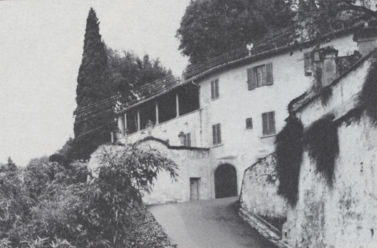 The steep driveway up the hill to the villa entrance.
